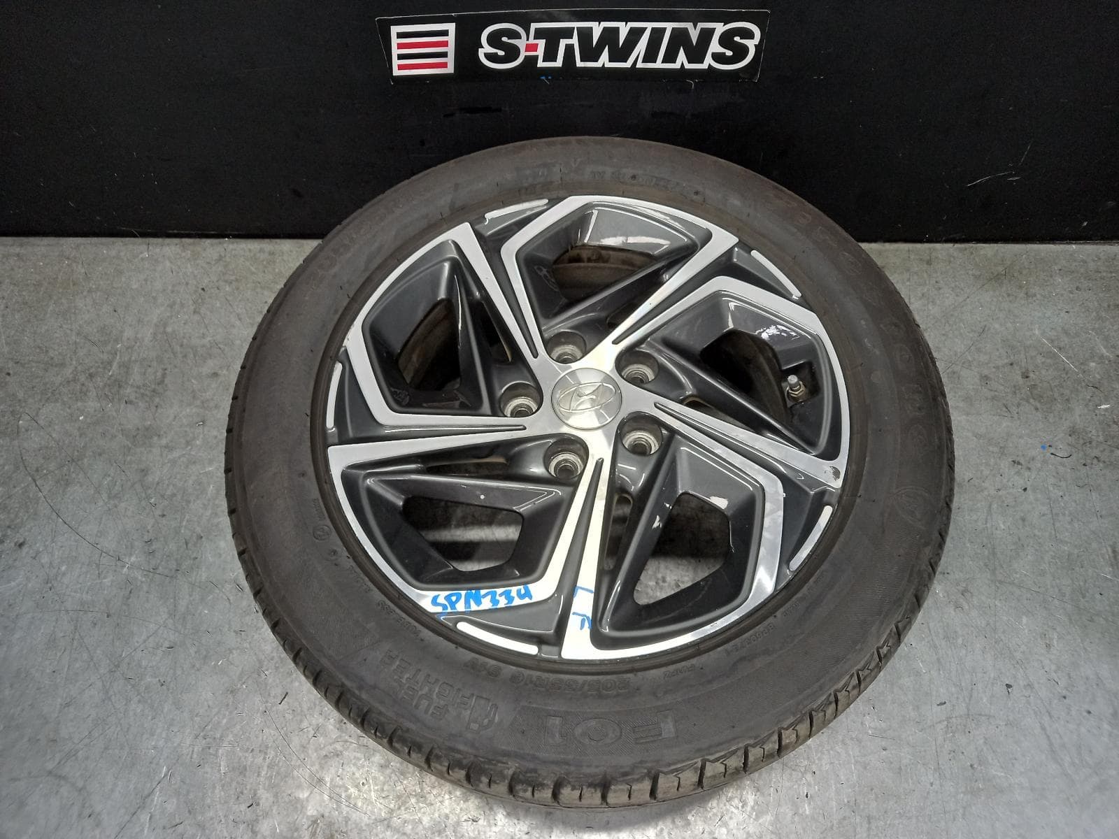 Used auto part listing image: 2020 HYUNDAI I30 WHEEL MAG FACTORY, 16X6.5IN, 5 V SPOKE, BI-COLOUR, PD, HATCH (S. KOREA VIN KMHH), 08/20-12/23 0000385748