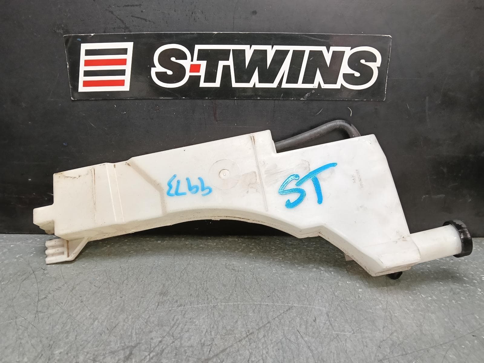Used auto part listing image: 2016 NISSAN JUKE OVERFLOW BOTTLE F15, 06/10-12/19 0000381826