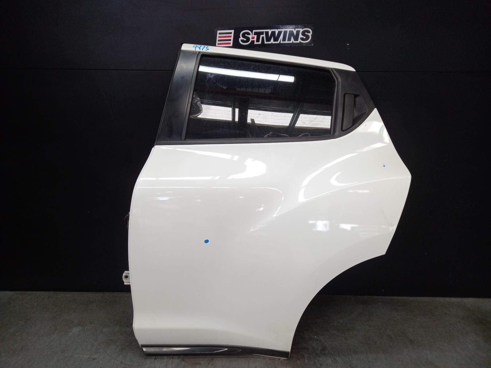 Used auto part listing image: 2016 NISSAN JUKE LEFT REAR DOOR SLIDING F15, 06/10-12/19 0000381838