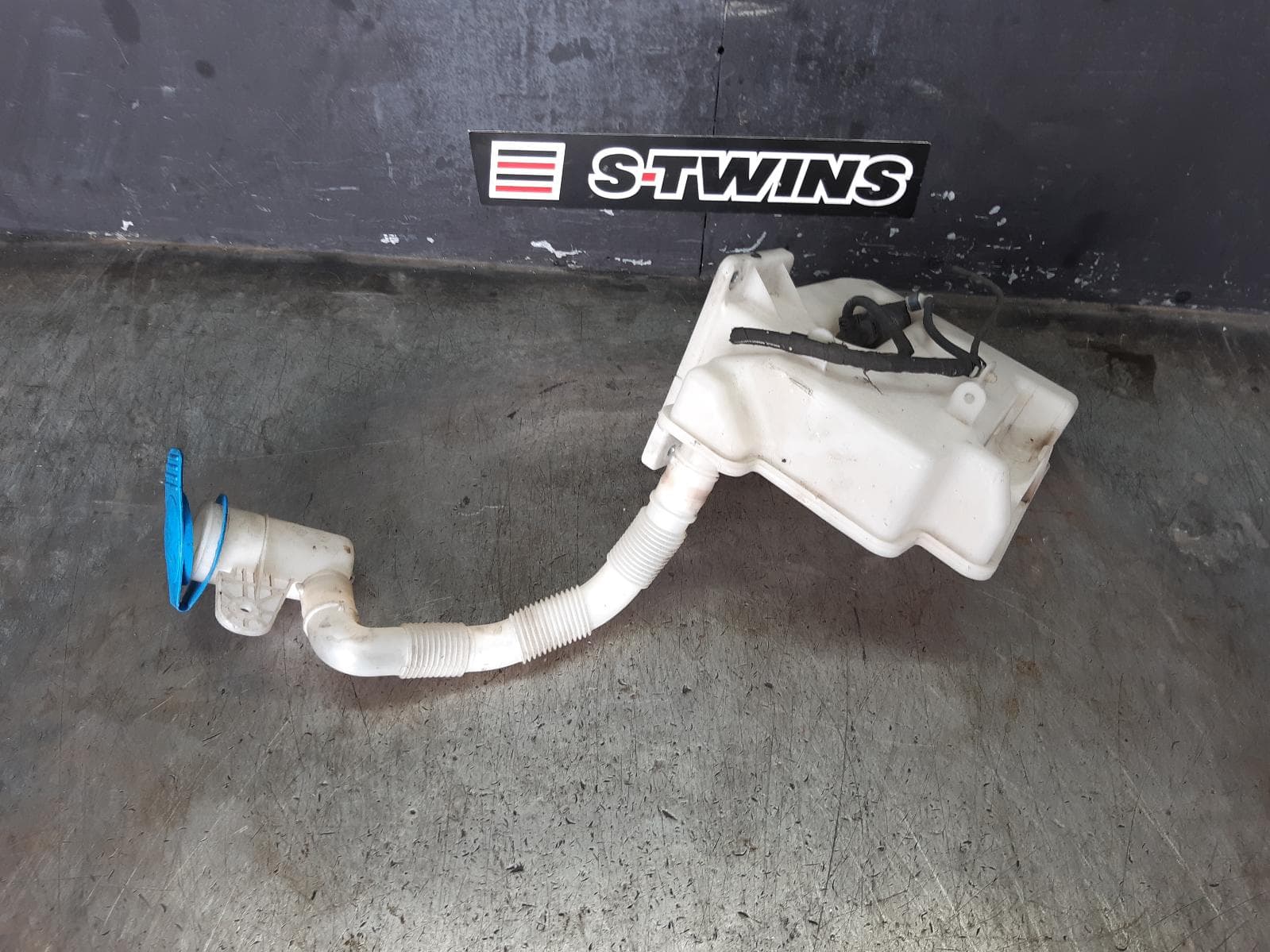 Used auto part listing image: 2010 VOLKSWAGEN JETTA WASHER BOTTLE SINGLE WASHER PUMP TYPE, 02/06-07/11 0000372032