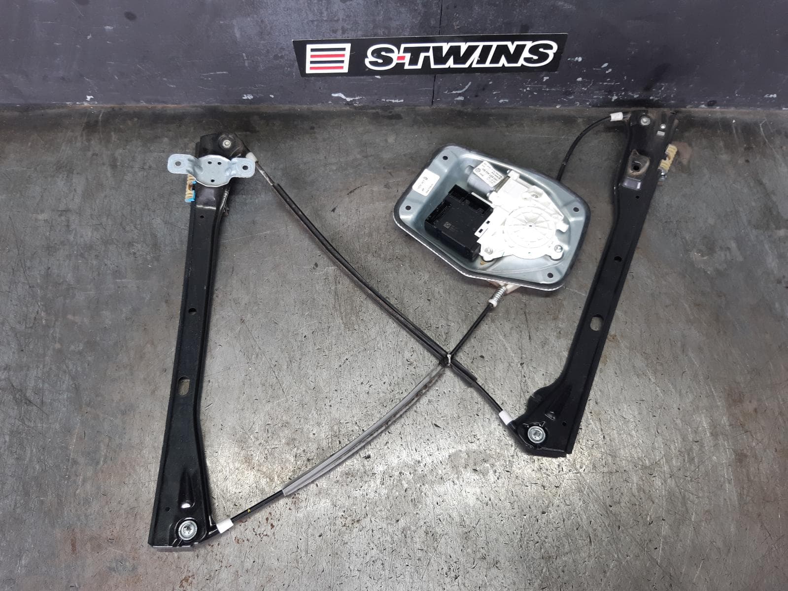 Used auto part listing image: 2010 VOLKSWAGEN JETTA RIGHT FRONT WINDOW REG MOTOR 1KM, 02/06-07/11 0000372057