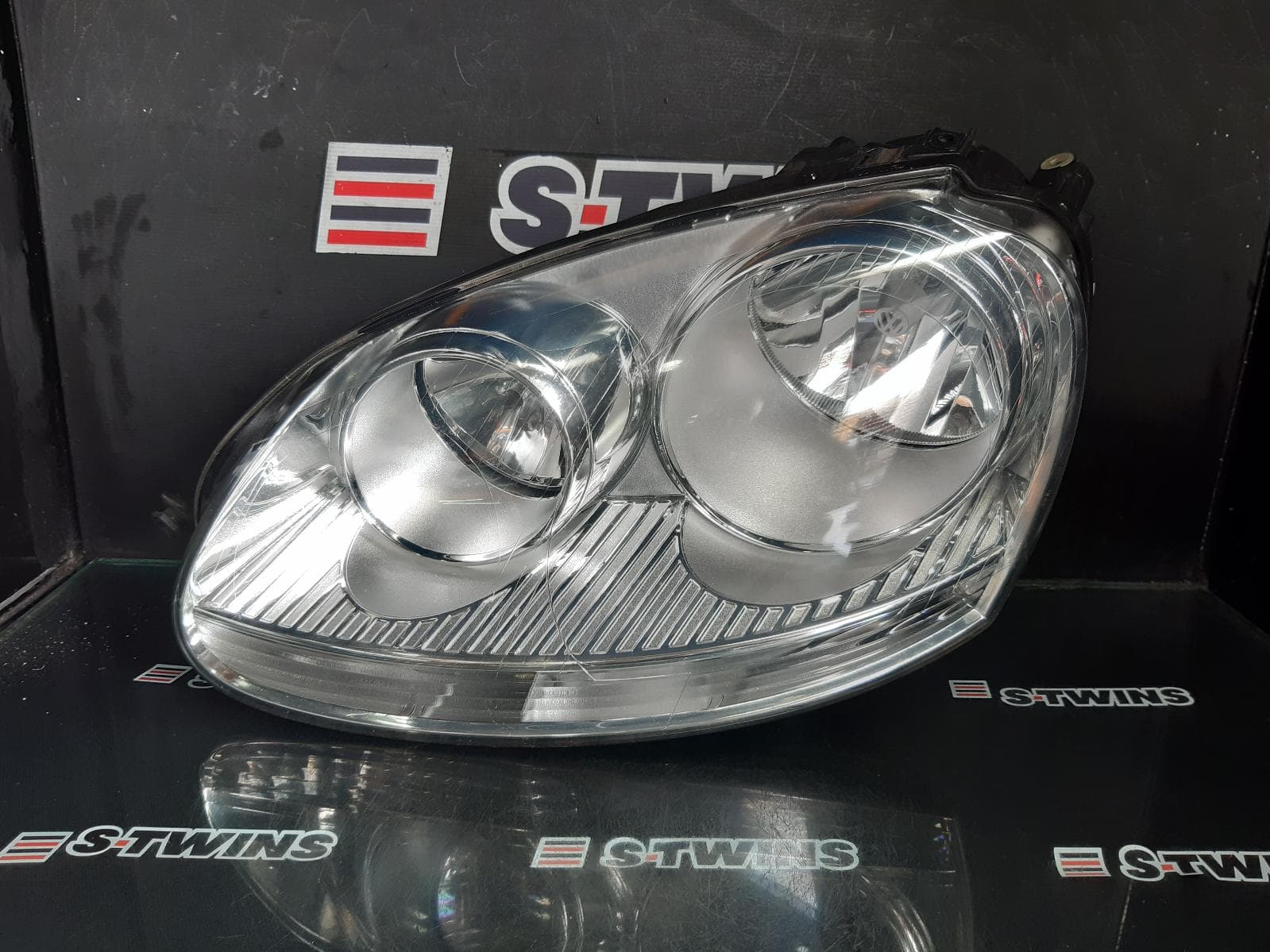 Used auto part listing image: 2010 VOLKSWAGEN JETTA LEFT HEADLAMP 1KM, STD TYPE, CHROME REFLECTOR, 02/06-07/11 0000372073