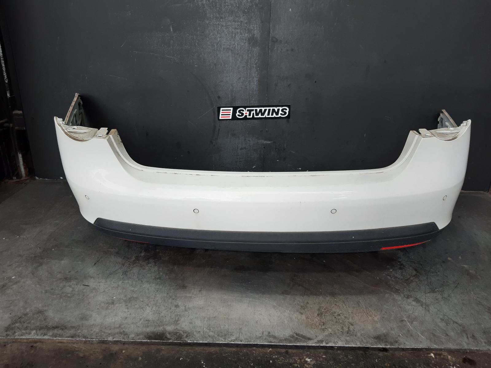 Used auto part listing image: 2010 VOLKSWAGEN JETTA REAR BUMPER 1KM, W/ PARK SENSOR TYPE, 02/06-07/11 0000371730