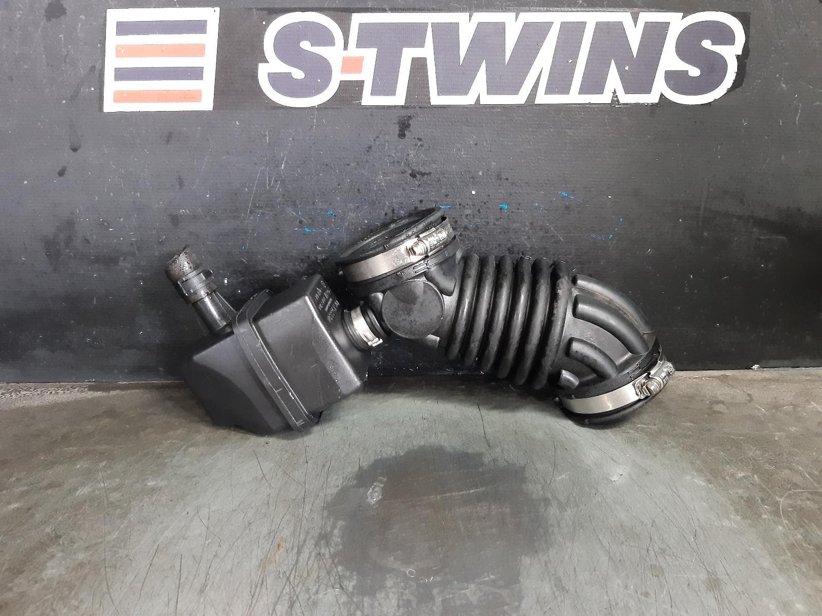 Used auto part listing image: 2011 NISSAN DUALIS AIR CLEANER DUCT HOS PETROL, 2.0, MR20, AIR BOX TO THROTTLE, J10, 10/07-05/14 0000372176