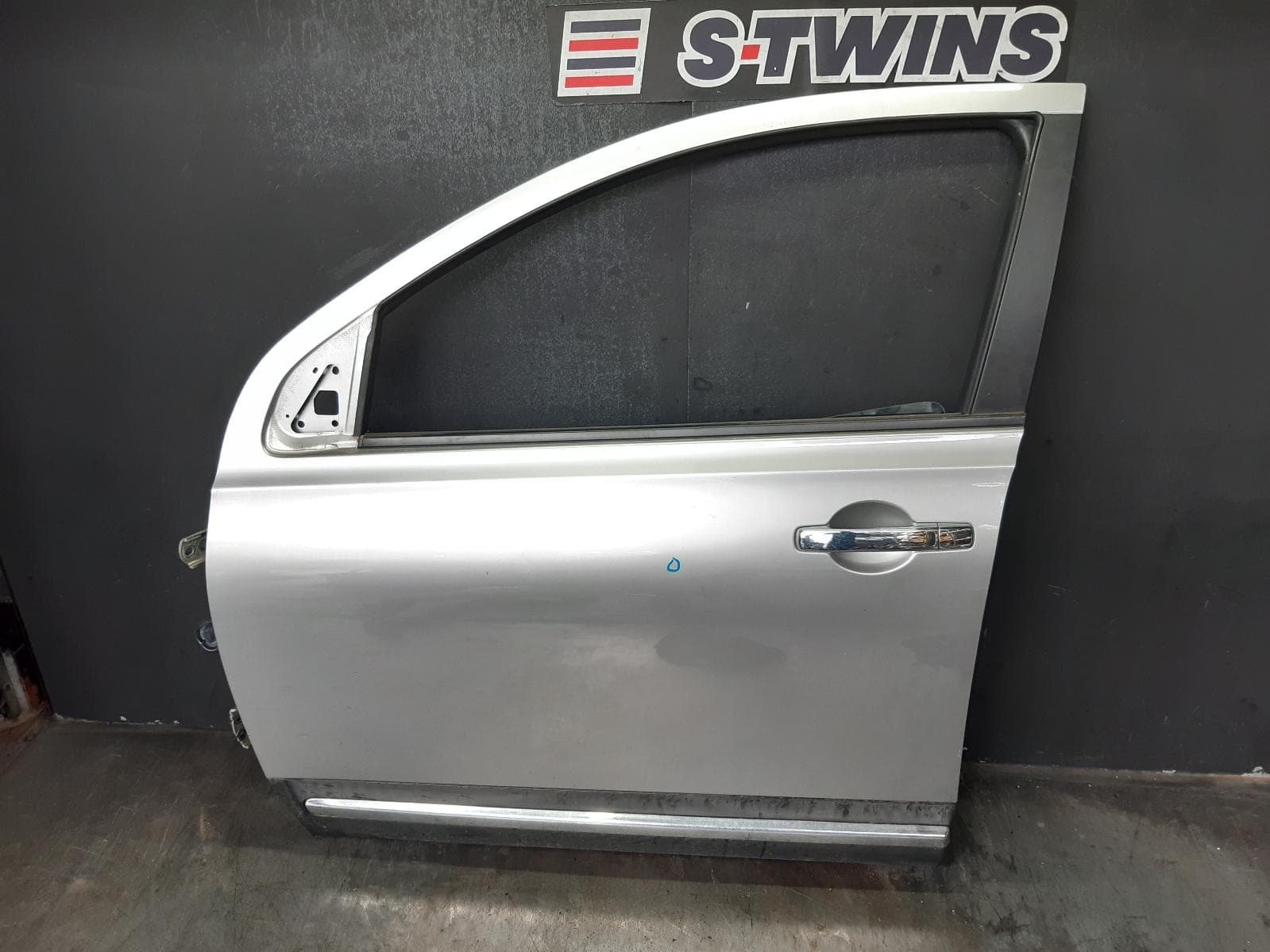 Used auto part listing image: 2011 NISSAN DUALIS LEFT FRONT DOOR J10, 5 SEATER TYPE, 10/07-05/14 0000371934