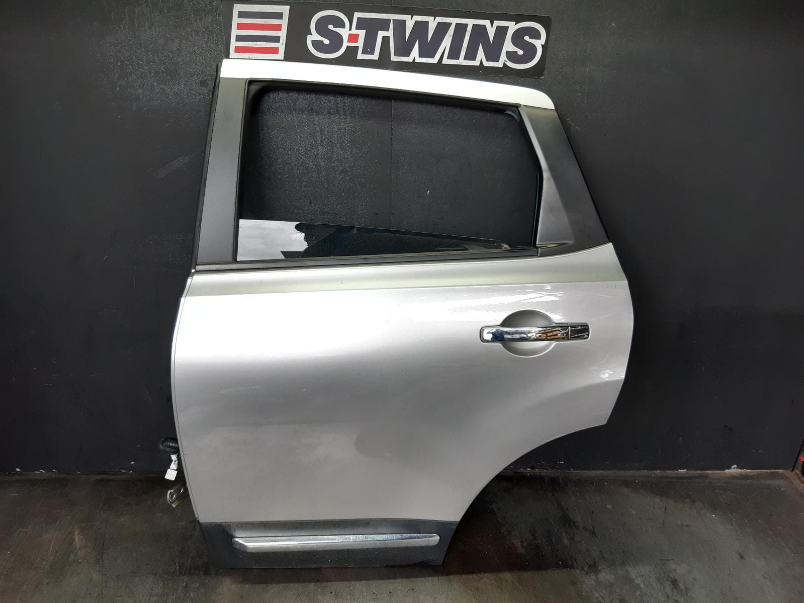 Used auto part listing image: 2011 NISSAN DUALIS LEFT REAR DOOR SLIDING J10, 5 SEATER TYPE, 10/07-05/14 0000371933