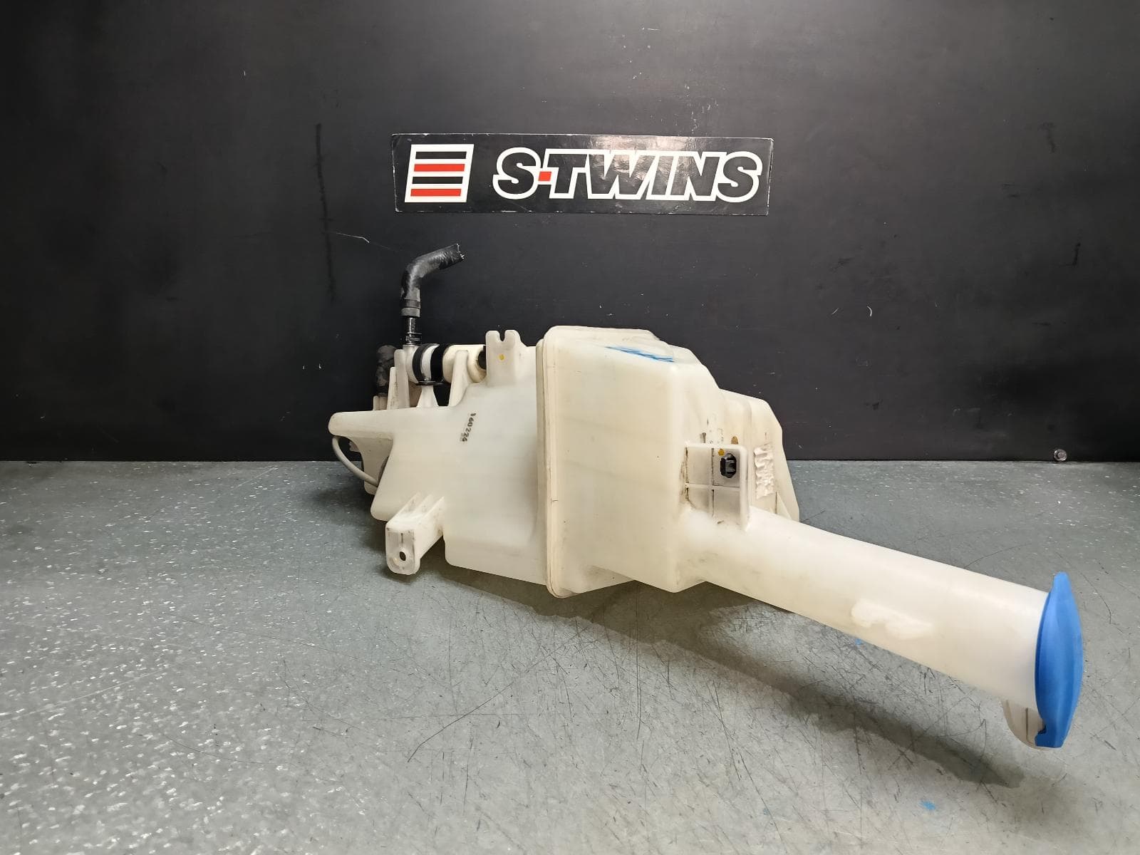 Used auto part listing image: 2016 KIA CARNIVAL/GRAND CARNIVAL WASHER BOTTLE YP, TWIN PUMP, 12/14-10/20 0000381946