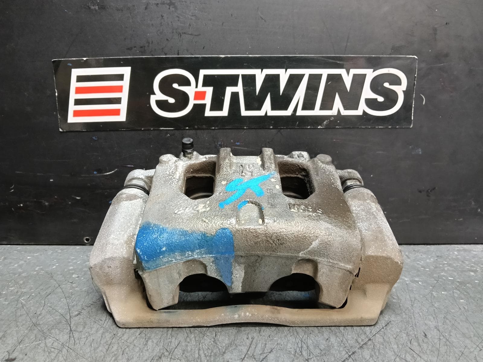 Used auto part listing image: 2016 KIA CARNIVAL/GRAND CARNIVAL CALIPER RH FRONT, YP, S/PLATINUM, 12/14-10/20 0000381972
