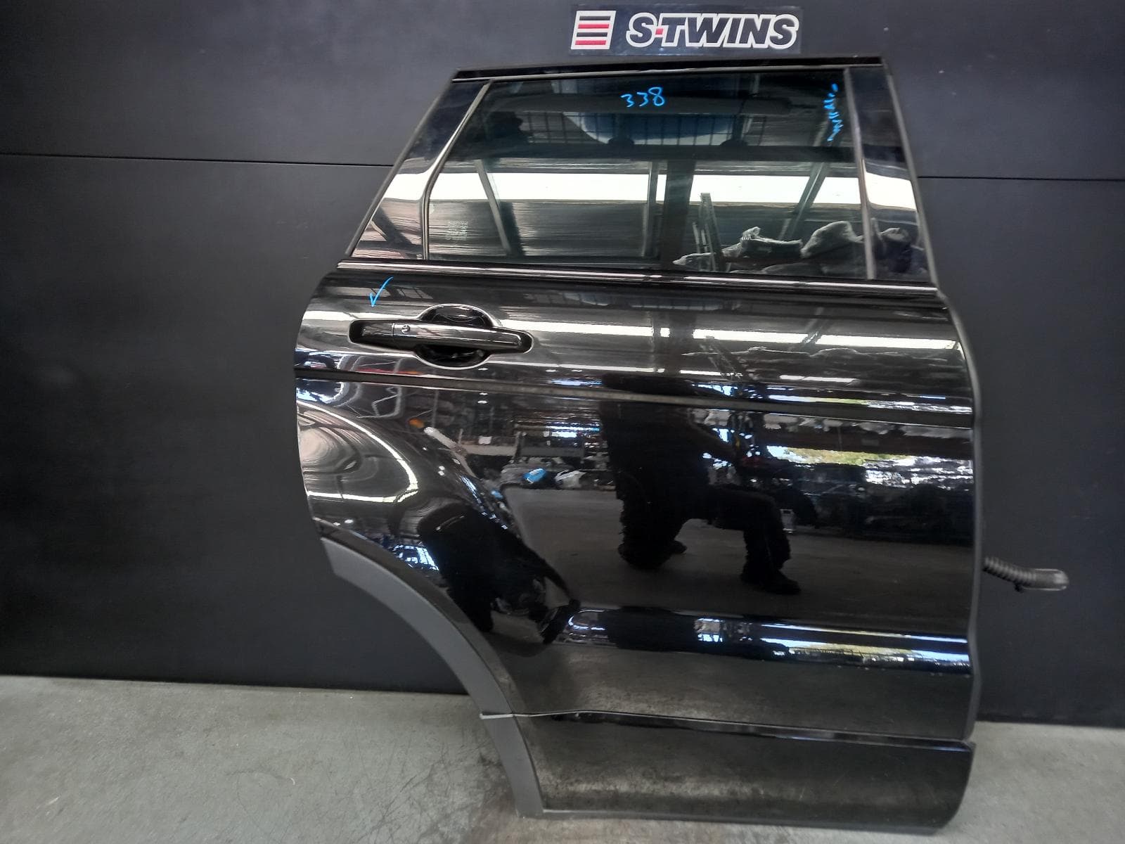 Used auto part listing image: 2017 LAND ROVER RANGE ROVER EVOQUE RIGHT REAR DOOR SLIDING L538, 11/11-01/19 0000371525