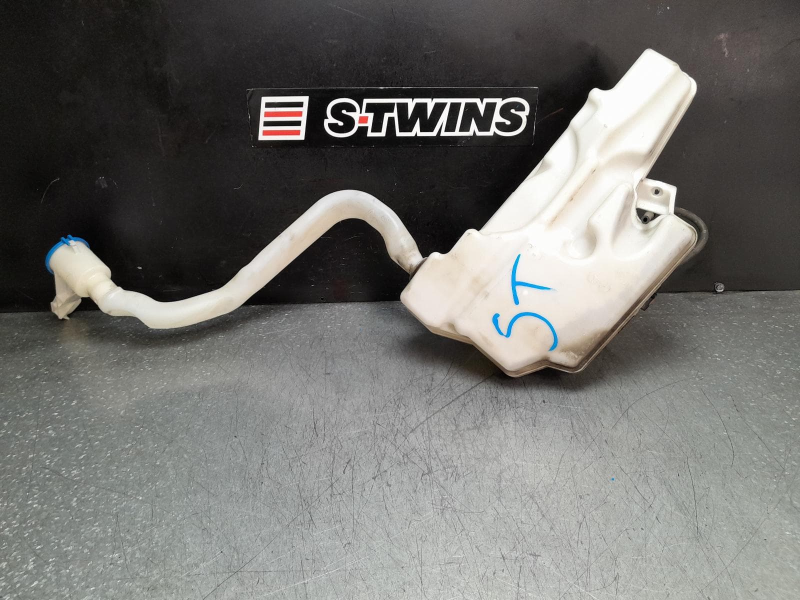 Used auto part listing image: 2017 LAND ROVER RANGE ROVER EVOQUE WASHER BOTTLE L538, NON H/LAMP WASHER TYPE, 11/11-01/19 0000371584
