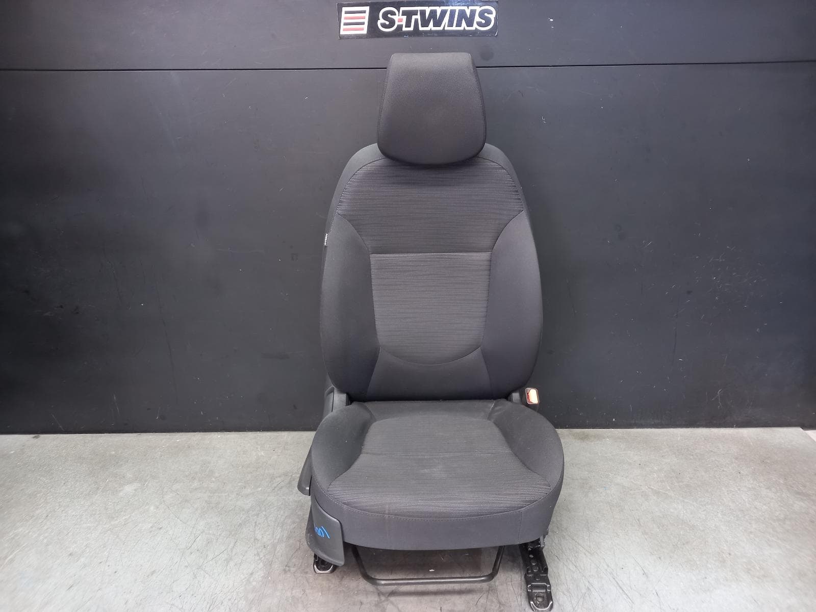 Used auto part listing image: 2017 HYUNDAI ACCENT FRONT SEAT RH FRONT, RB, CLOTH, GREY, 06/15-12/19 0000382803