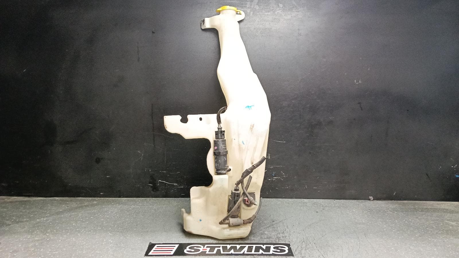 Used auto part listing image: 2014 JEEP GRANDCHEROKEE WASHER BOTTLE WK, W/ HEADLAMP WASHER TYPE, 10/10-02/22 0000400352