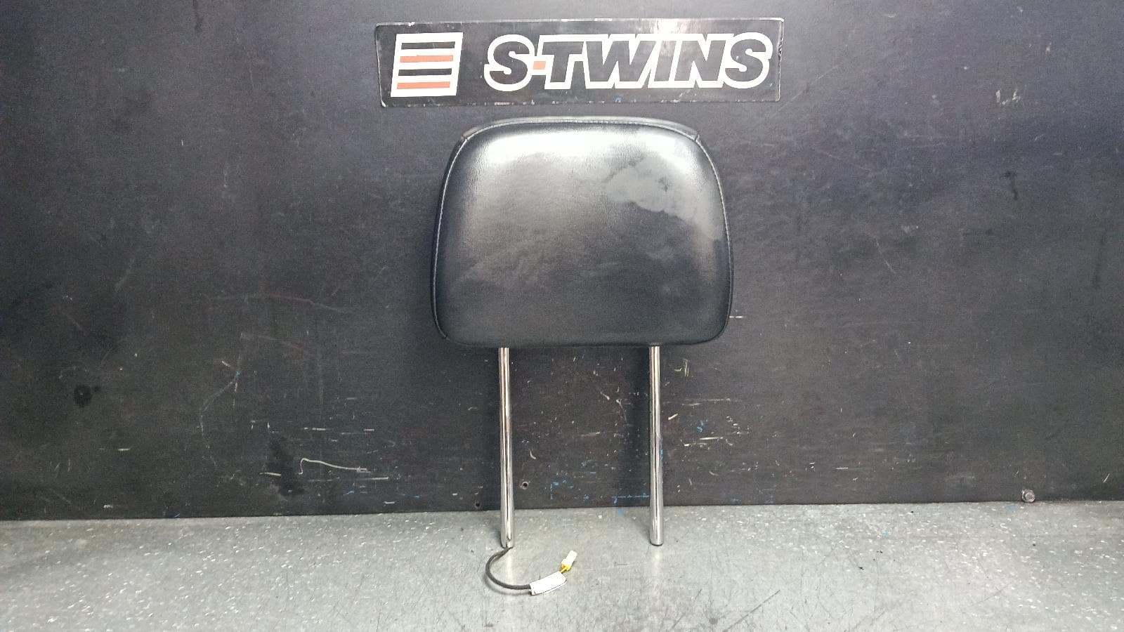 Used auto part listing image: 2014 JEEP GRANDCHEROKEE HEADREST RH FRONT, LEATHER, BLACK, W/ WHITE STITCHING, WK, 10/10-02/22 0000400346