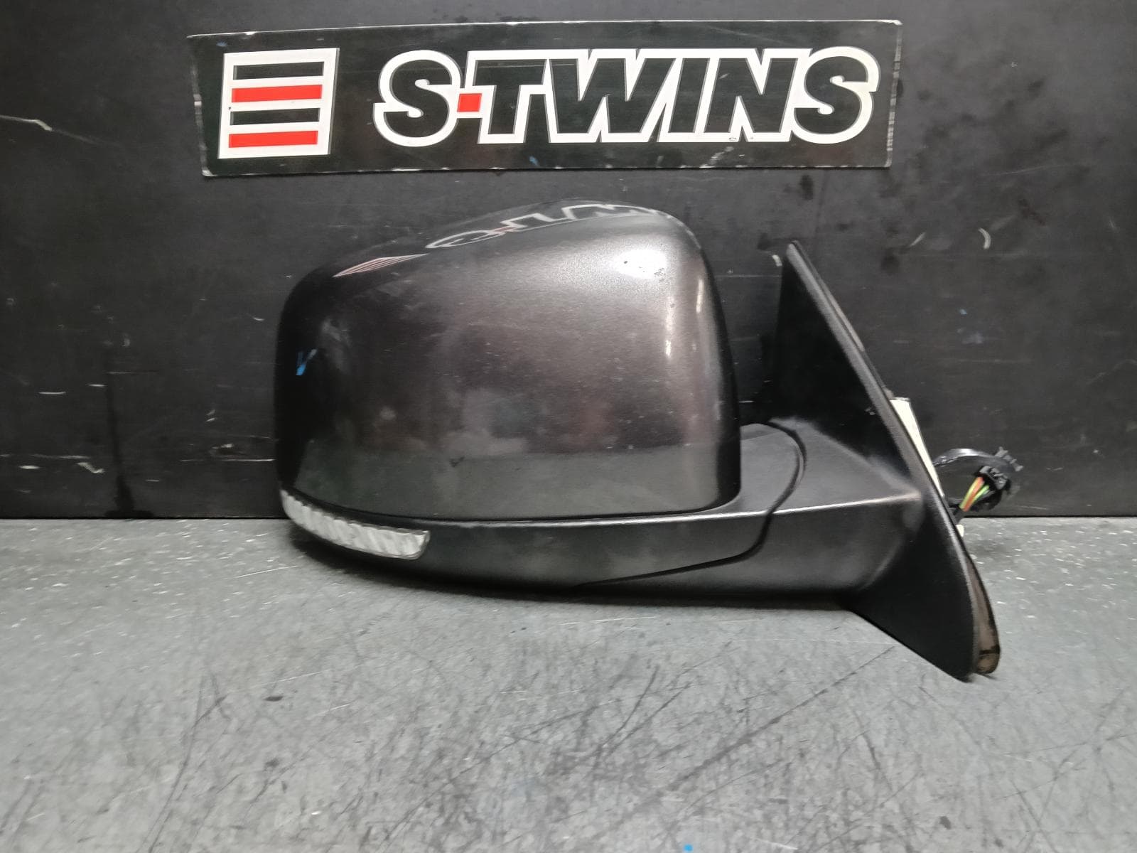 Used auto part listing image: 2014 JEEP GRANDCHEROKEE RIGHT DOOR MIRROR NON MEMORY, NON AUTO DIM, NON BLIND SPOT, NON PUDDLE, COLOUR CODED, WK, 04/13-12/16 0000382974