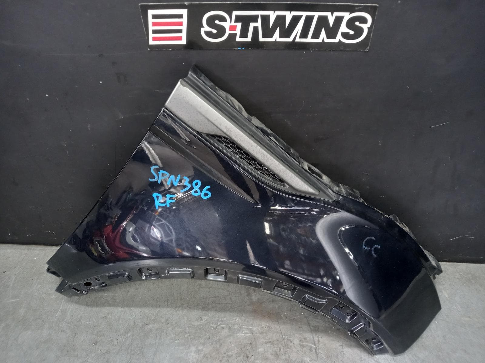 Used auto part listing image: 2012 LAND ROVER RANGE ROVER EVOQUE RIGHT GUARD L538, 11/11-01/19 0000388126