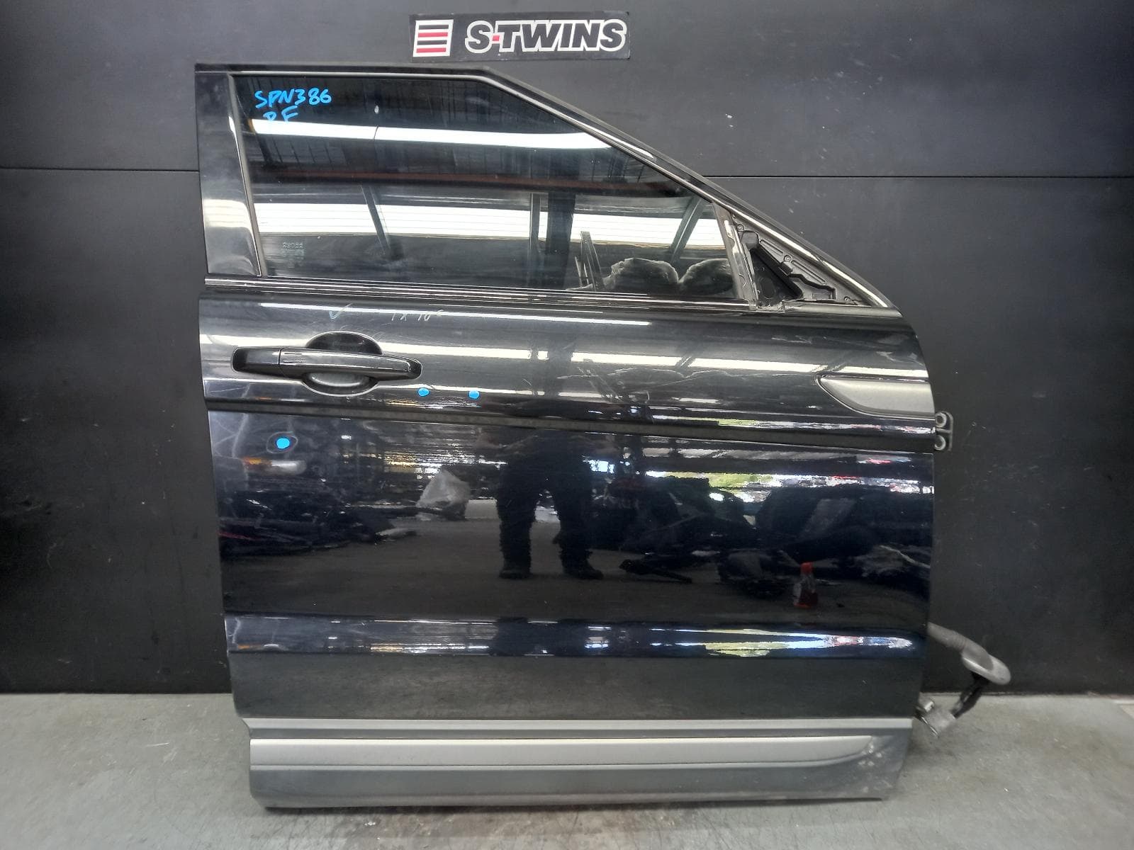 Used auto part listing image: 2012 LAND ROVER RANGE ROVER EVOQUE RIGHT FRONT DOOR L538, 5DR WAGON, 11/11-01/19 0000388129