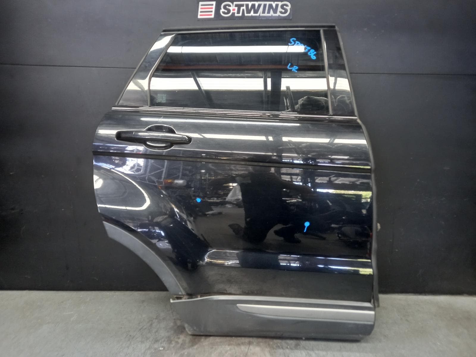 Used auto part listing image: 2012 LAND ROVER RANGE ROVER EVOQUE RIGHT REAR DOOR SLIDING L538, 11/11-01/19 0000388130