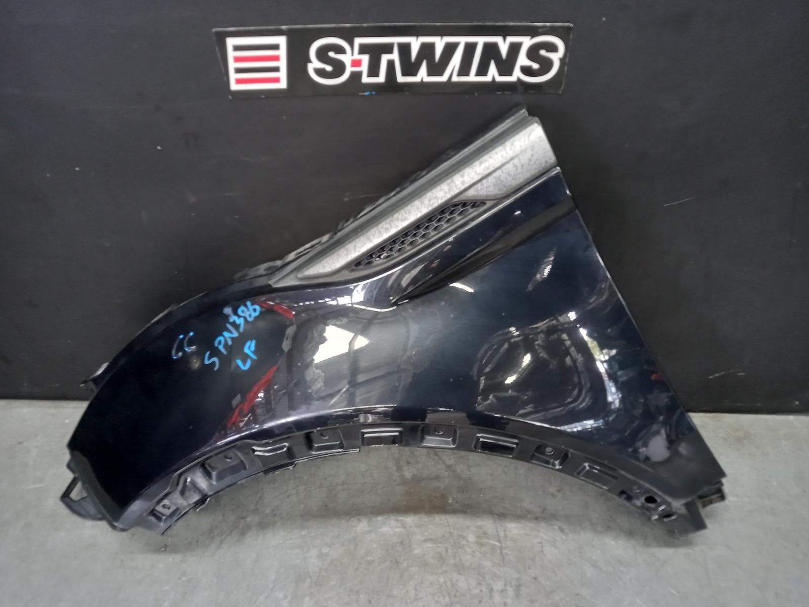 Used auto part listing image: 2012 LAND ROVER RANGE ROVER EVOQUE LEFT GUARD L538, 11/11-01/19 0000388131