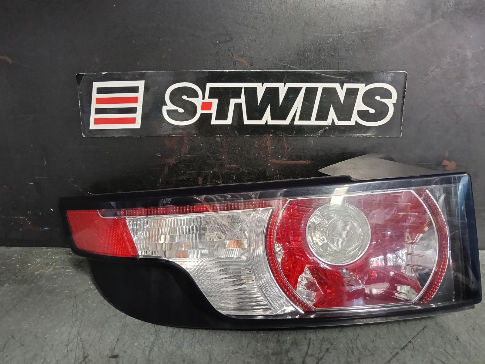 Used auto part listing image: 2012 LAND ROVER RANGE ROVER EVOQUE LEFT TAILLIGHT IN BODY, L538, RED/CLEAR TYPE, 11/11-06/15 0000388137