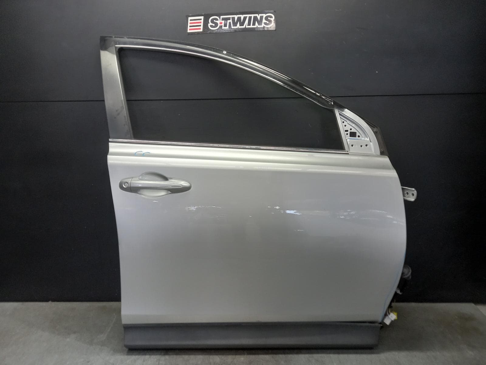 Used auto part listing image: 2013 TOYOTA RAV4 RIGHT FRONT DOOR XA40, 12/12-12/18 0000393916