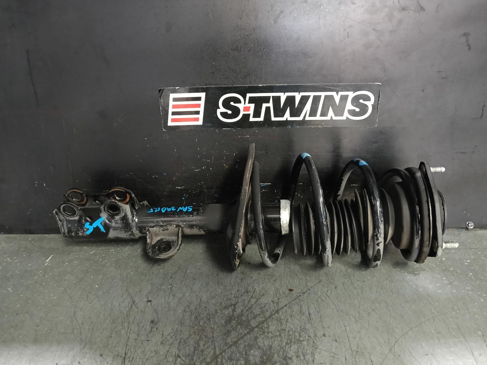 Used auto part listing image: 2013 TOYOTA RAV4 RIGHT FRONT STRUT XA40, PETROL, 12/12-10/14 0000394107