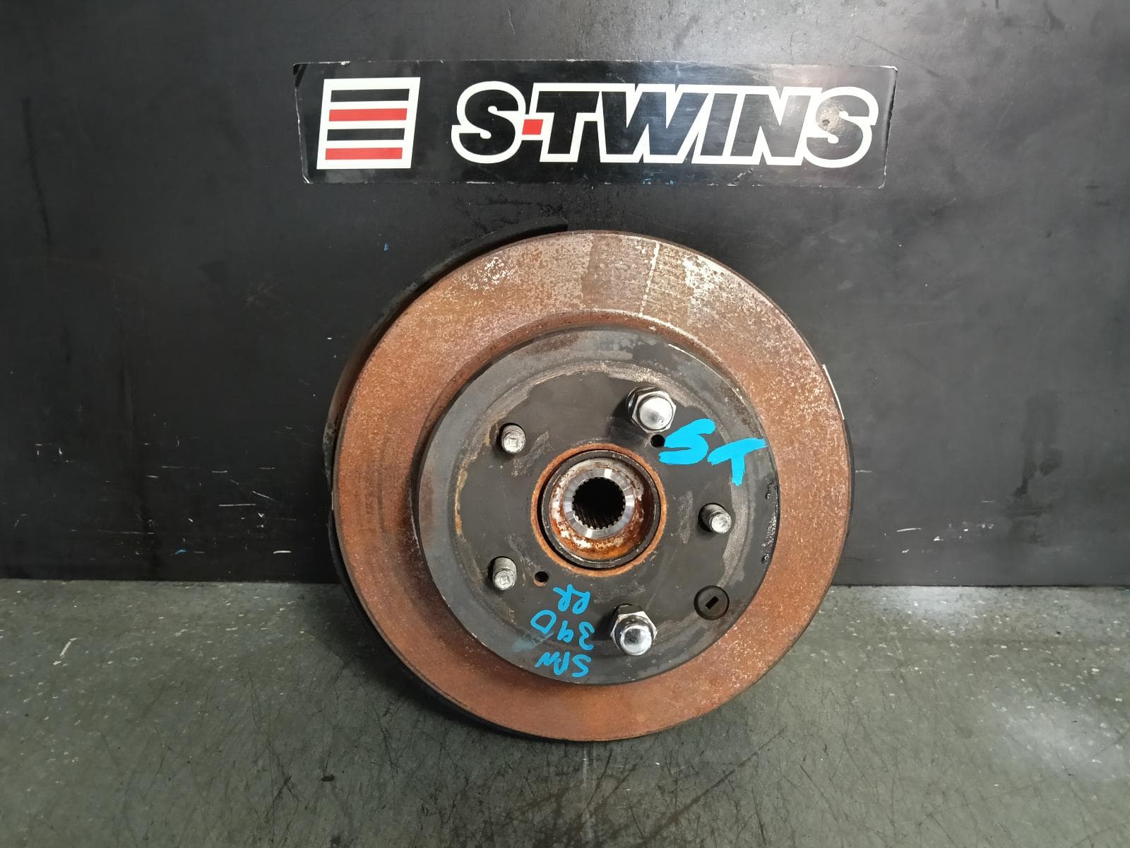 Used auto part listing image: 2013 TOYOTA RAV4 RIGHT REAR HUB ASSEMBLY XA40, 4WD, ABS TYPE, 12/12-12/18 0000394109