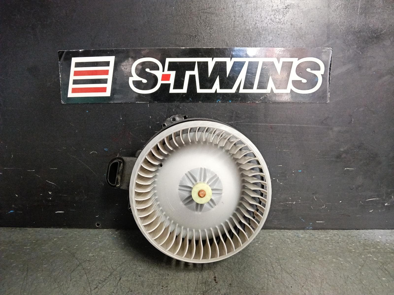 Used auto part listing image: 2013 TOYOTA RAV4 HEATER FAN MOTOR XA40, CLIMATE CONTROL TYPE, 3 PIN, 12/12-12/18 0000394112