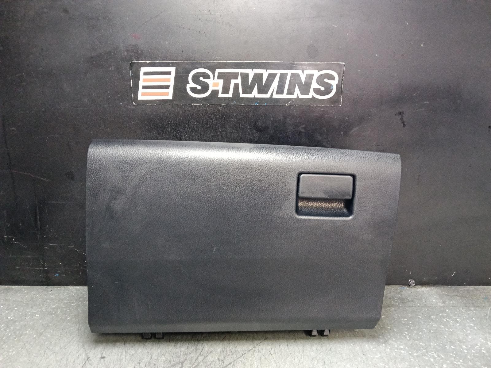 Used auto part listing image: 2013 TOYOTA RAV4 GLOVE BOX XA40, 12/12-12/18 0000394113