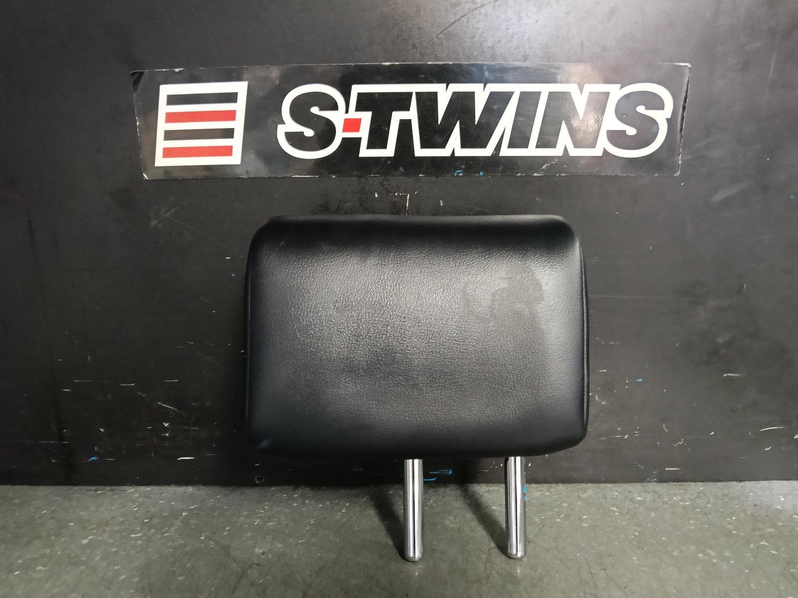 Used auto part listing image: 2013 TOYOTA RAV4 HEADREST CENTRE REAR, XA40, LEATHER, BLACK, 12/12-12/18 0000394120