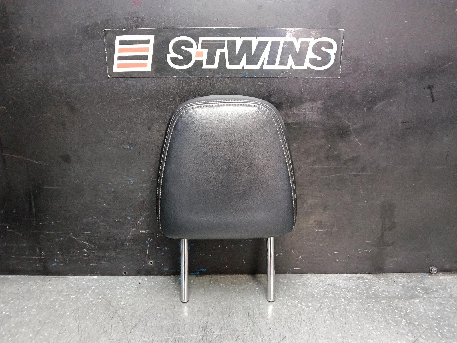 Used auto part listing image: 2013 TOYOTA RAV4 HEADREST RH FRONT, XA40, LEATHER, BLACK, 12/12-12/18 0000394122