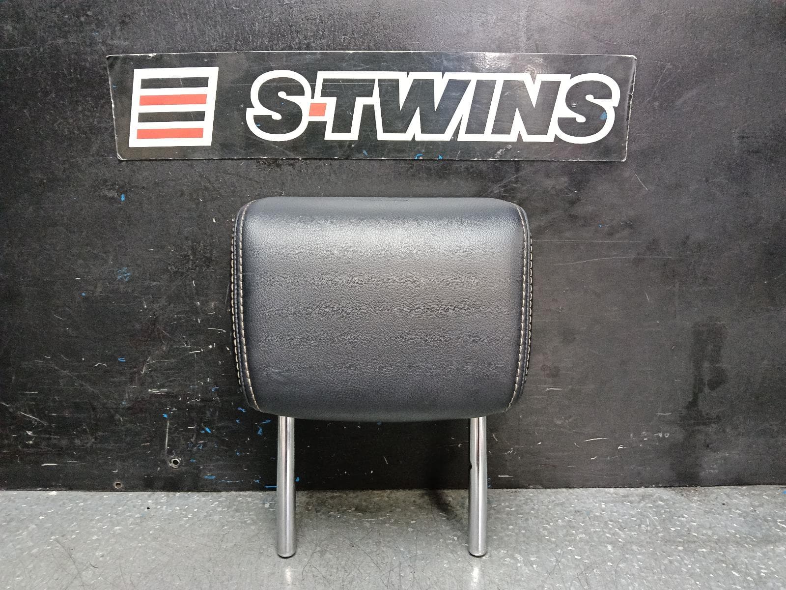 Used auto part listing image: 2013 TOYOTA RAV4 HEADREST RH REAR, XA40, LEATHER, BLACK, 12/12-12/18 0000394123