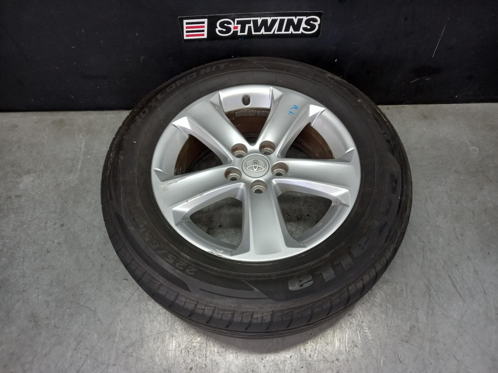 Used auto part listing image: 2013 TOYOTA RAV4 WHEEL MAG FACTORY, 17X7IN, SILVER, XA40, 12/12-12/18 0000394126