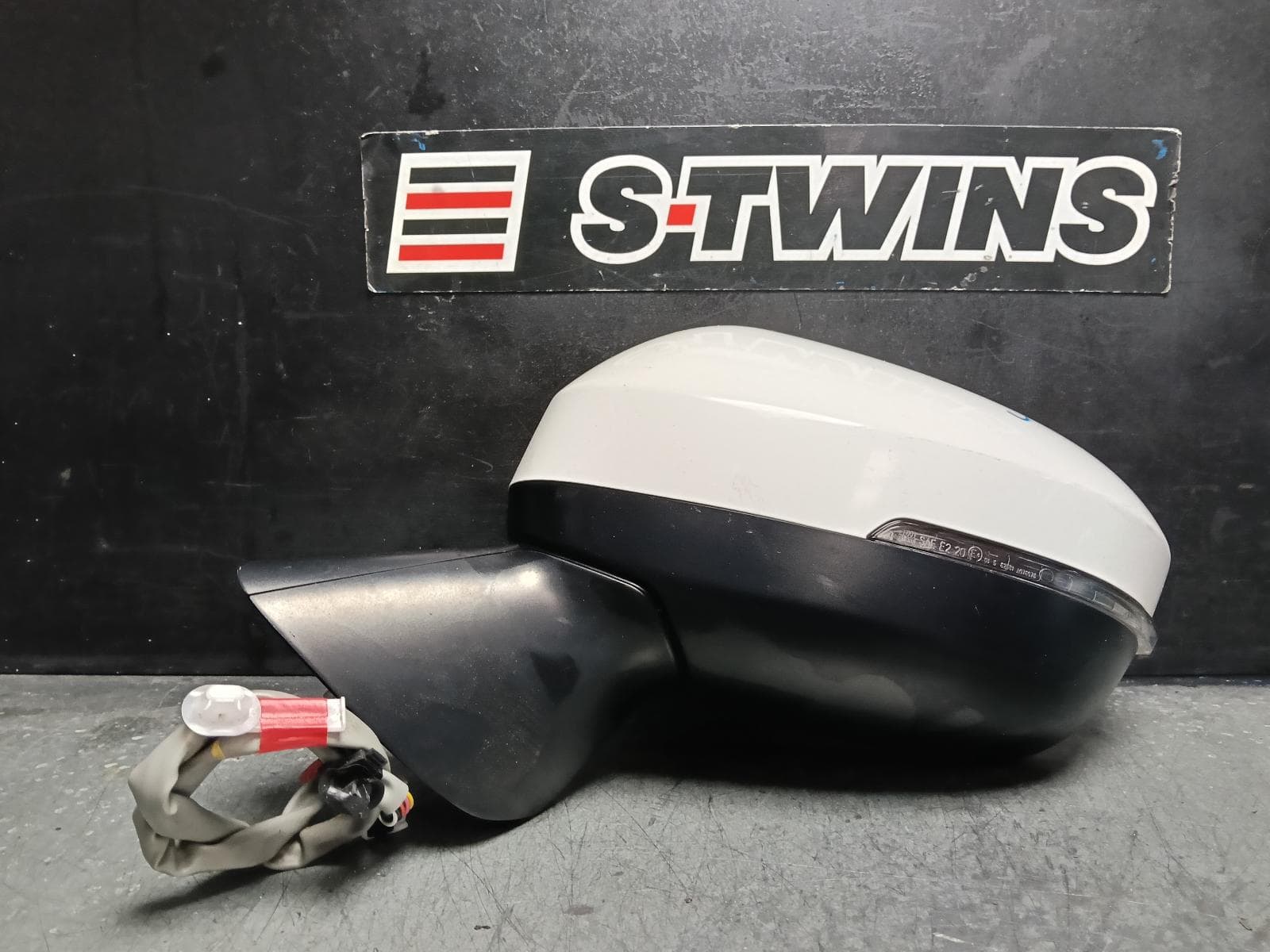 Used auto part listing image: 2022 MITSUBISHI OUTLANDER LEFT DOOR MIRROR ZM, W/ HEATED, POWER FOLD, NON MEMORY, NON TILT, FLASHER, NON CAMERA TYPE, COLOUR CODED, 08/21-04/25 0000407376