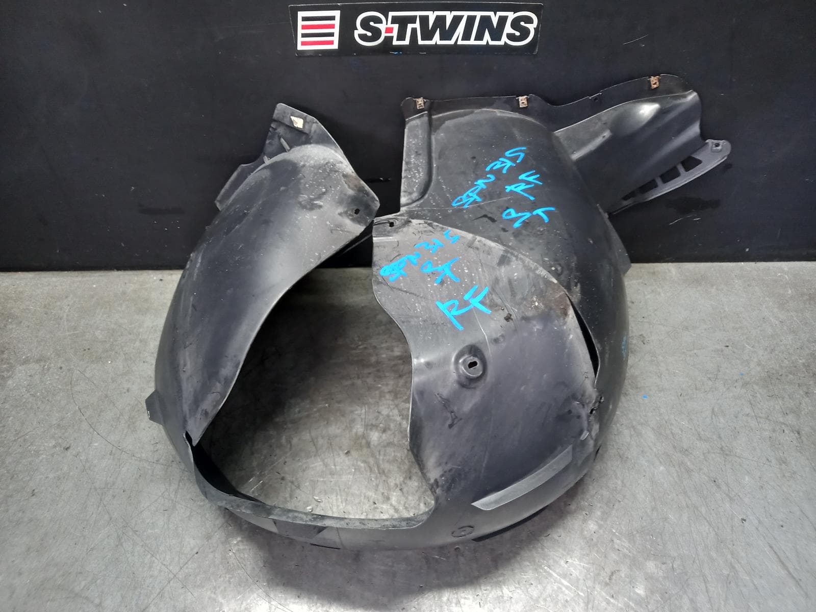Used auto part listing image: 2012 VOLKSWAGEN EOS RIGHT GUARD LINER 1F, FRONT SECTION, 02/07-12/14 0000391170