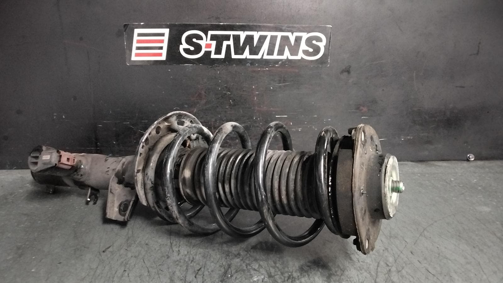 Used auto part listing image: 2012 VOLKSWAGEN EOS RIGHT FRONT STRUT 1F, STANDARD TYPE, 02/07-12/14 0000391178