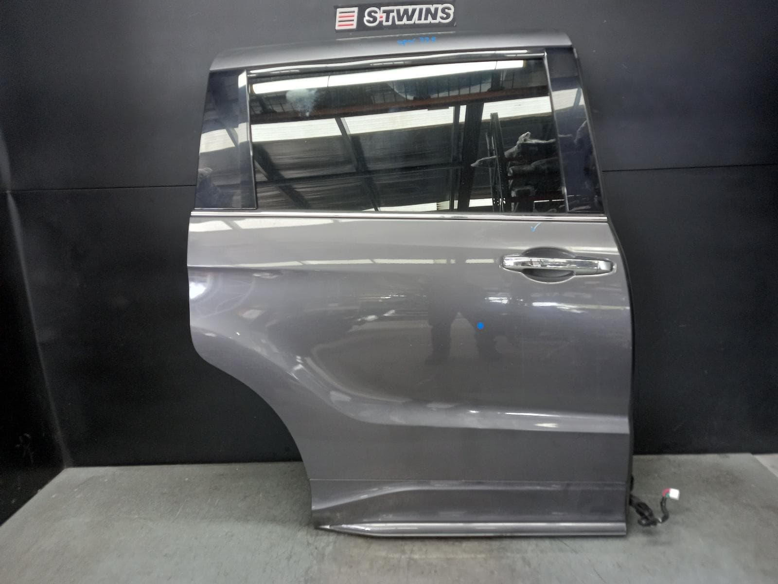 Used auto part listing image: 2016 HONDA ODYSSEY RIGHT REAR DOOR SLIDING RC1, 02/14-03/22 0000376967