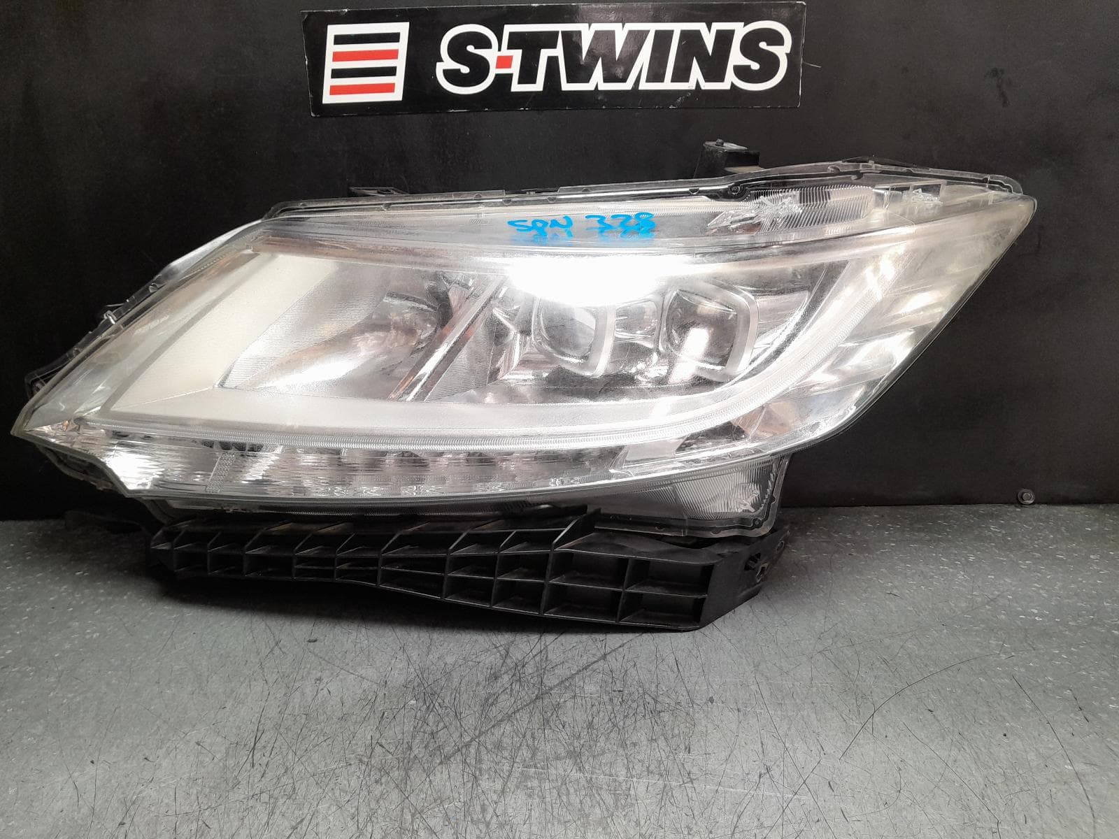Used auto part listing image: 2016 HONDA ODYSSEY LEFT HEADLAMP RC1, LED TYPE, 02/14-12/20 0000377005