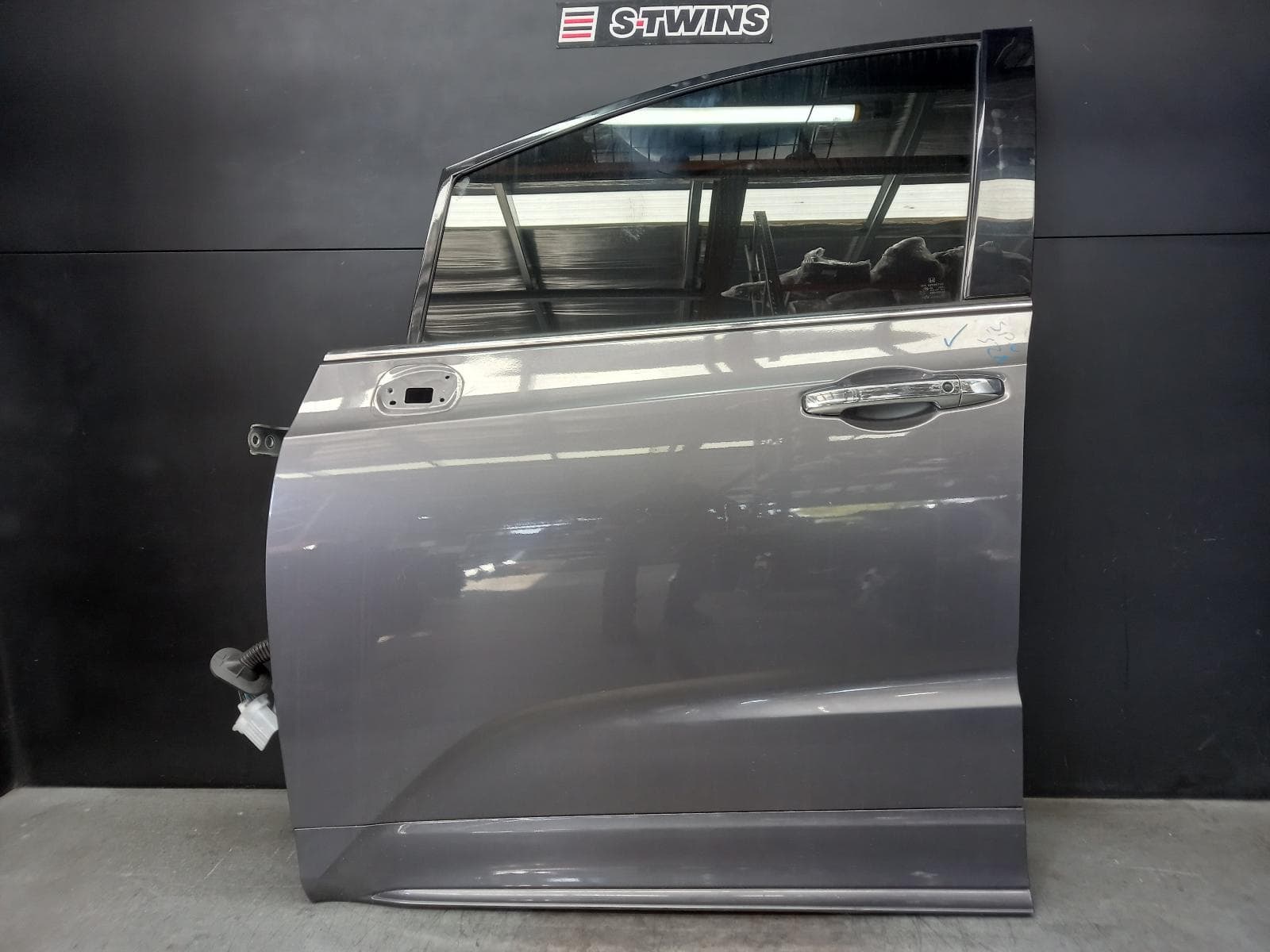Used auto part listing image: 2016 HONDA ODYSSEY LEFT FRONT DOOR RC1, 02/14-03/22 0000376975