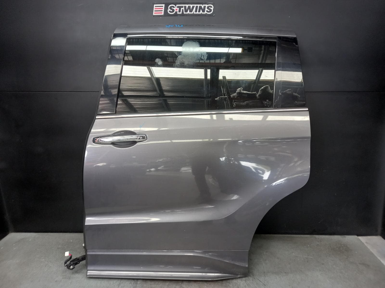 Used auto part listing image: 2016 HONDA ODYSSEY LEFT REAR DOOR SLIDING RC1, 02/14-03/22 0000376970