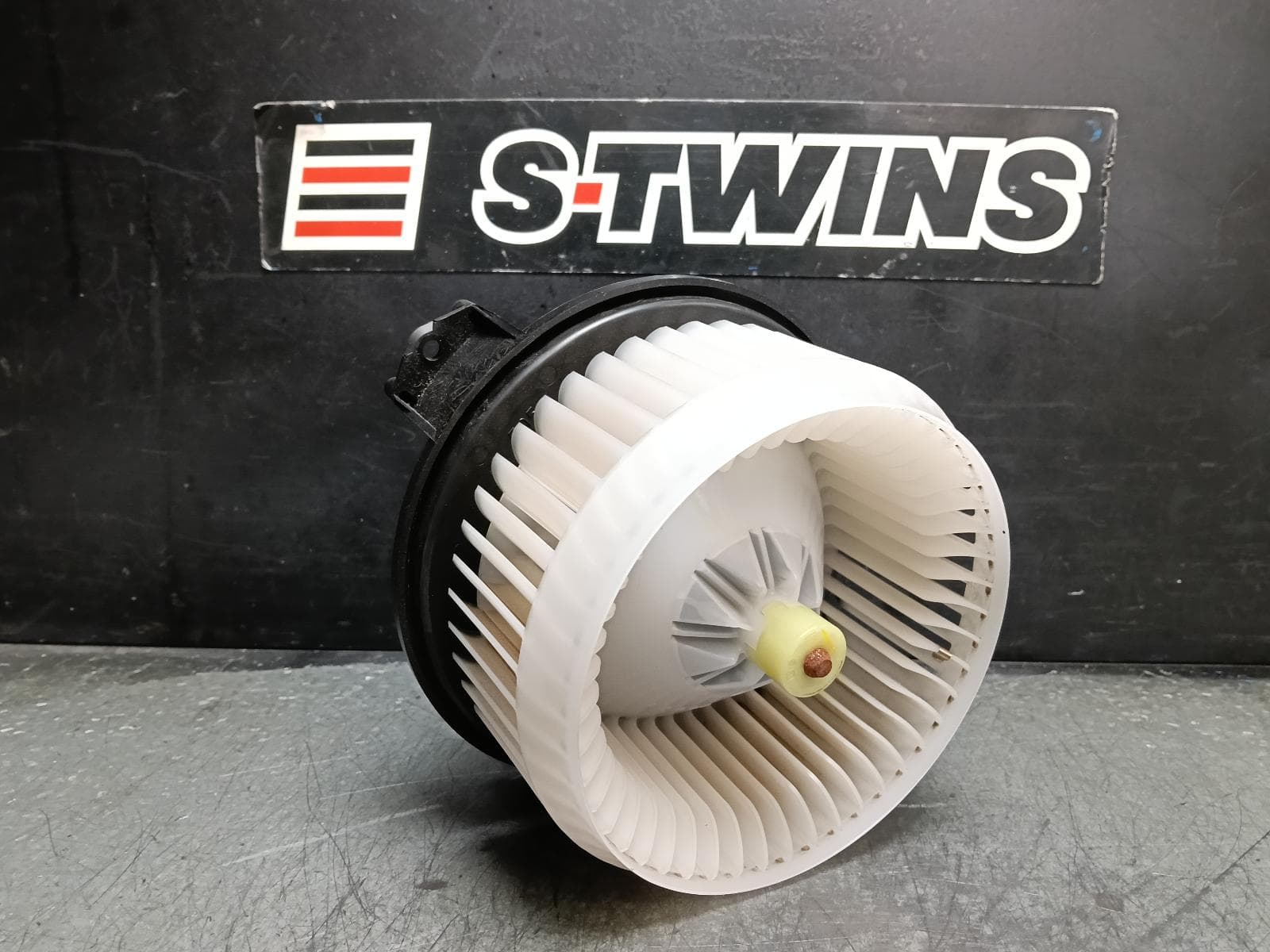 Used auto part listing image: 2018 TOYOTA COROLLA HEATER FAN MOTOR ZRE182R, NON CLIMATE CONTROL TYPE, 08/12-06/18 0000410373