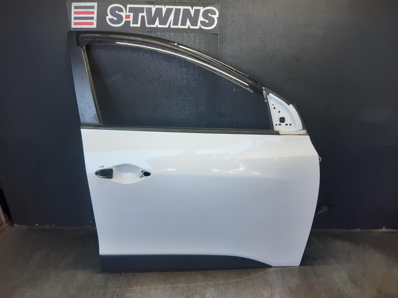 Used auto part listing image: 2014 HYUNDAI IX35 RIGHT FRONT DOOR LM SERIES, W/ MOULD TYPE, 11/09-01/16 0000373025