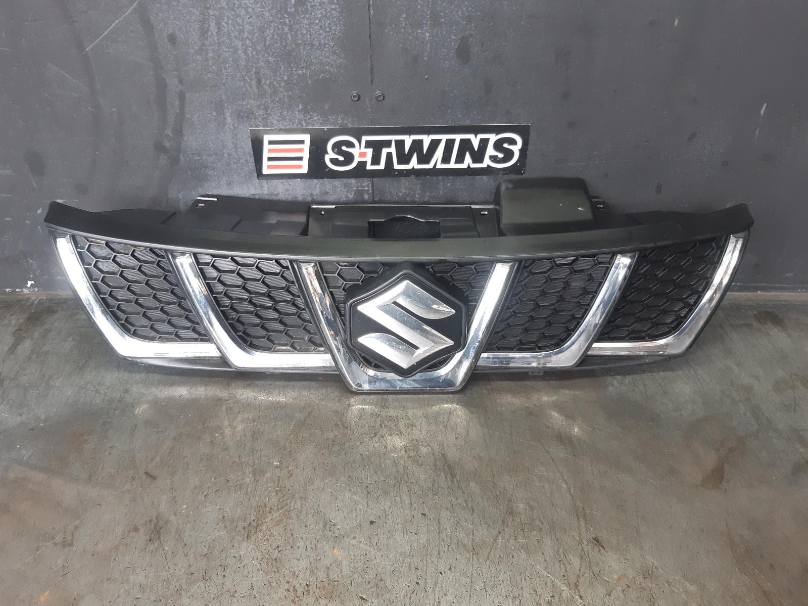 Used auto part listing image: 2016 SUZUKI VITARA GRILLE RADIATOR GRILLE, CHROME, STANDARD TYPE, VITARA, LY (VIN TSM), 06/15-09/18 0000373358