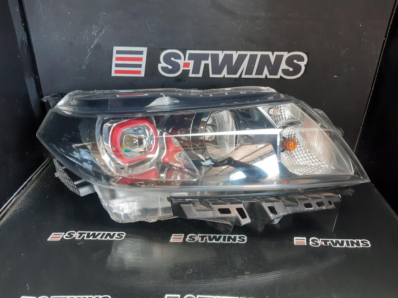 Used auto part listing image: 2016 SUZUKI VITARA RIGHT HEADLAMP VITARA, LY (VIN TSM), W/ LED TYPE, RED SURROUND TYPE, 04/16-09/18 0000373242