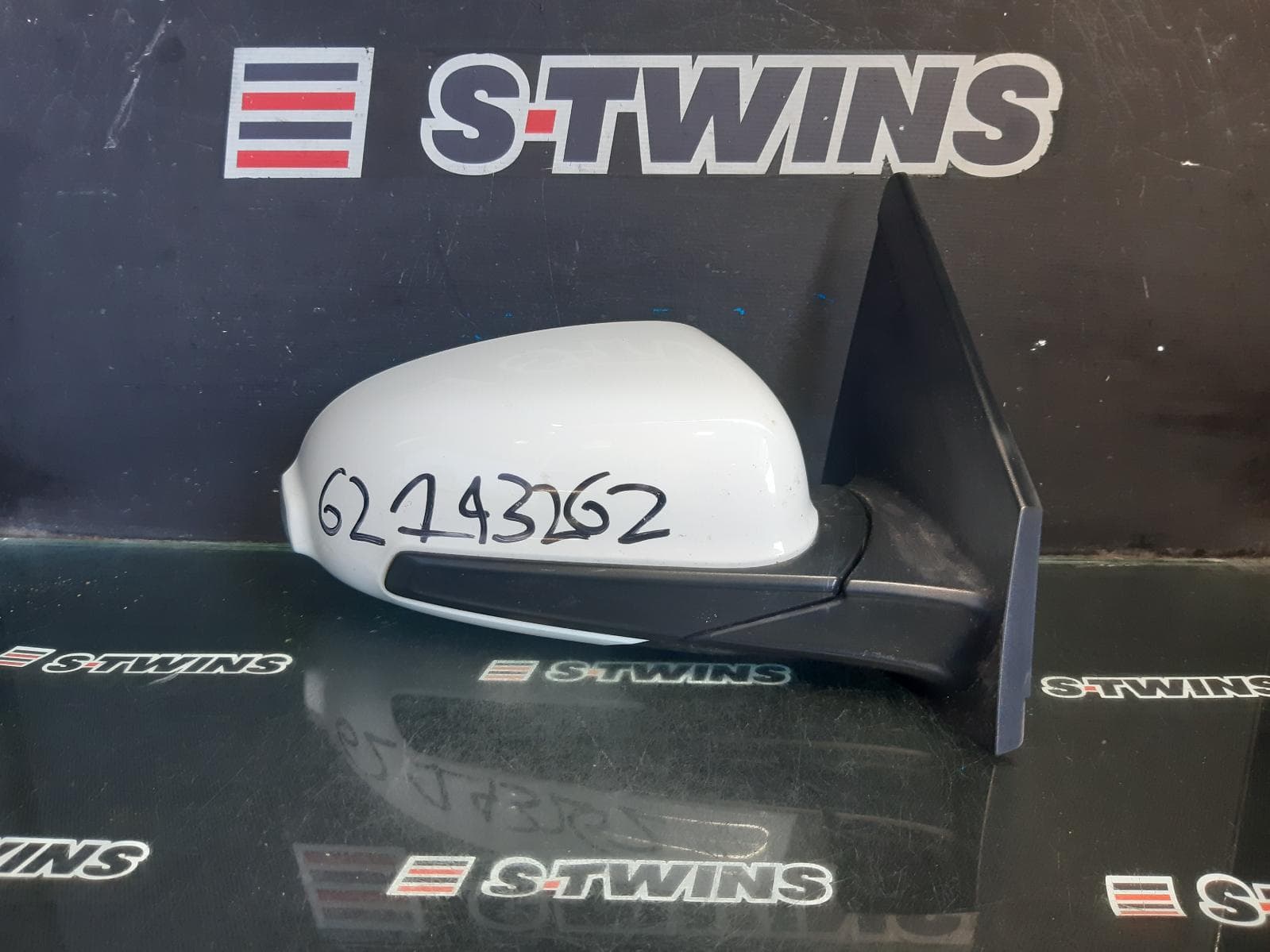 Used auto part listing image: 2018 HYUNDAI KONA RIGHT DOOR MIRROR OS, HEATED, POWER FOLD, W/ BLIND SPOT TYPE, COLOUR CODED, 09/17-07/23 0000375137