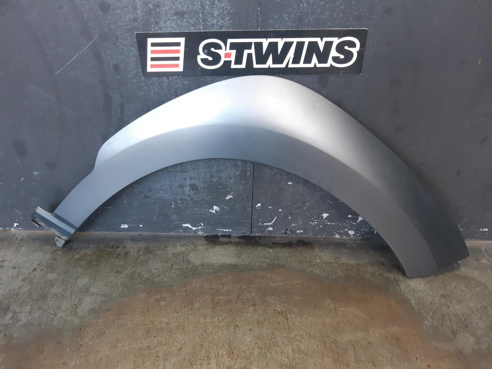 Used auto part listing image: 2018 HYUNDAI KONA WHEEL ARCH FLARE OS, RH FRONT (ON GUARD), EV, 09/17-10/20 0000375008