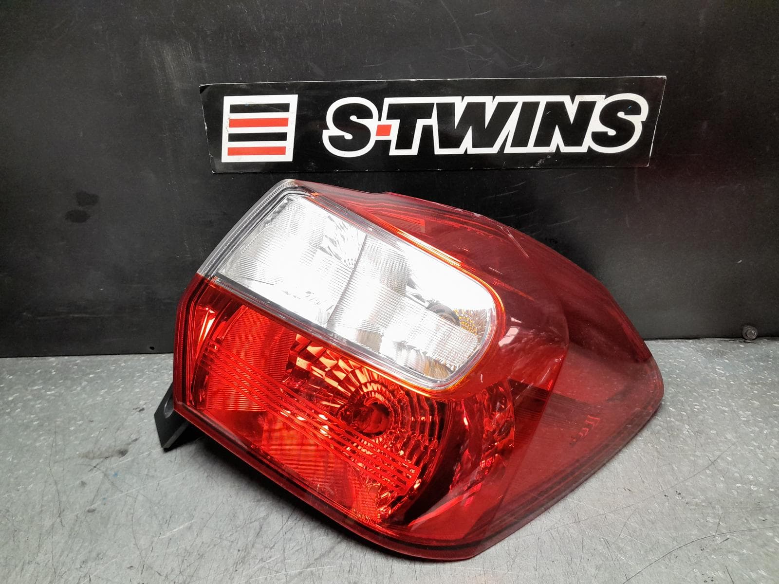Used auto part listing image: 2013 SUBARU XV RIGHT TAILLIGHT G4X, IN BODY, RED LENS TYPE, 08/11-10/15 0000373963