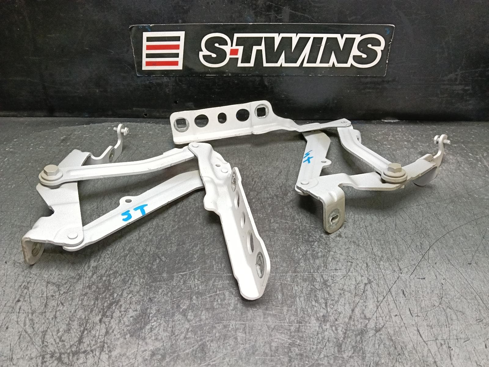 Used auto part listing image: 2023 PEUGEOT 3008 BONNET HINGE STRUT P84, 10/16-12/23 0000405125