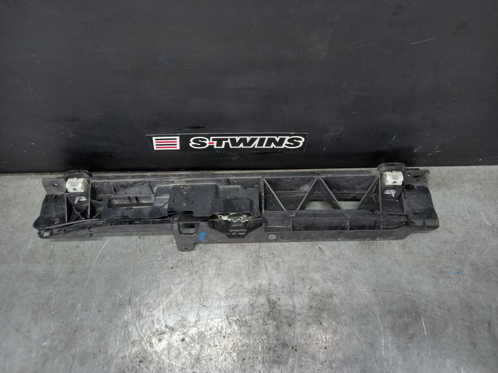 Used auto part listing image: 2023 PEUGEOT 3008 BONNET LOCK SUPPORT P84, 10/16-12/23 0000384584