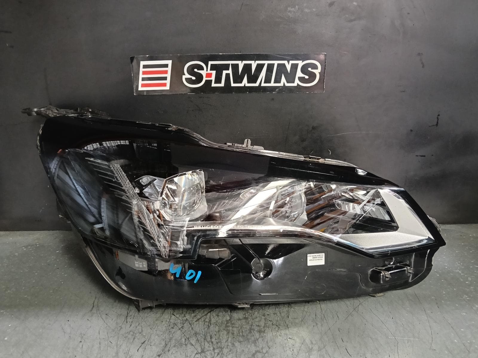 Used auto part listing image: 2023 PEUGEOT 3008 RIGHT HEADLAMP P84, LED, ADAPTIVE TYPE, 11/20- 0000382149