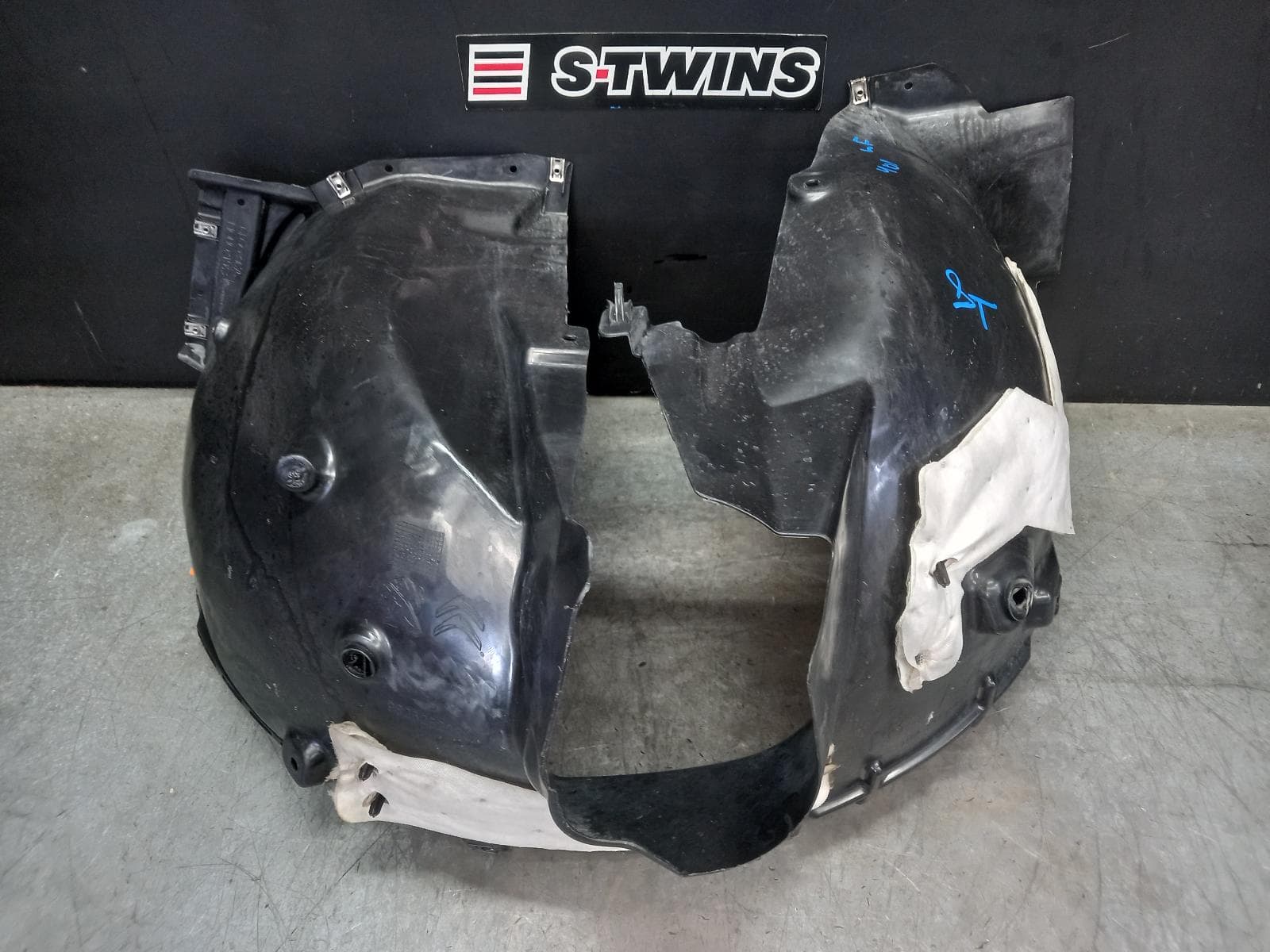 Used auto part listing image: 2023 PEUGEOT 3008 LEFT GUARD LINER P84, 10/16-12/23 0000380702